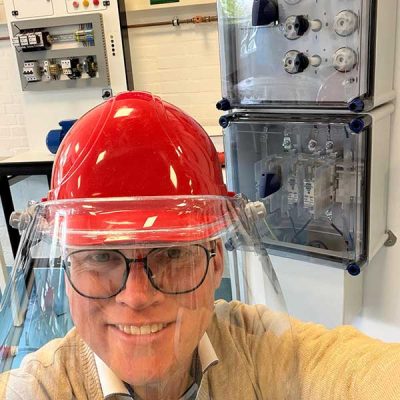 Veiligheidshelm op bij de training NEN 3140